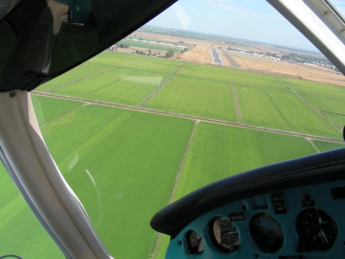 Turning final to Willows (WLW).  It was amazingly green there.